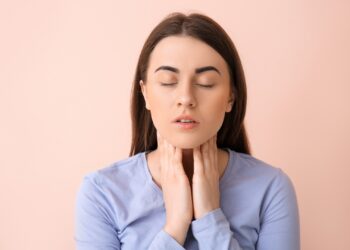 أسباب وطرق علاج الحلق الناشف في المنزل