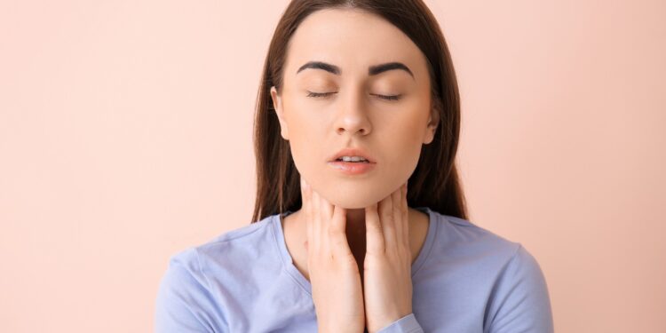 أسباب وطرق علاج الحلق الناشف في المنزل