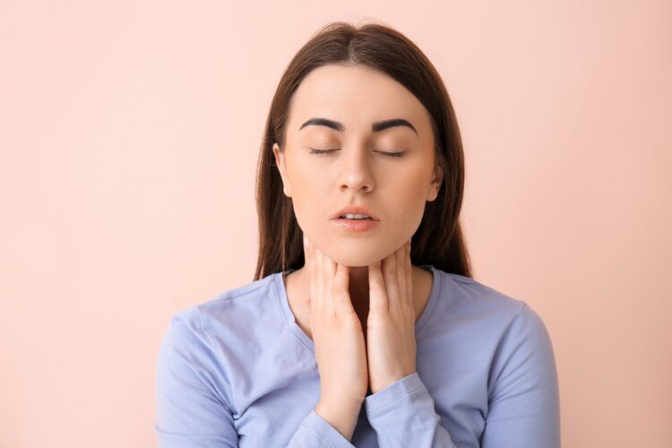 أسباب وطرق علاج الحلق الناشف في المنزل