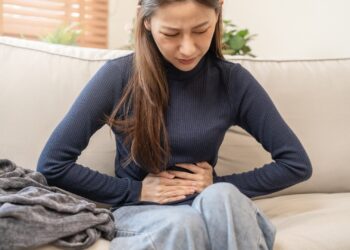 أسباب ألم أسفل البطن جهة اليسار عند النساء وطرق علاجه