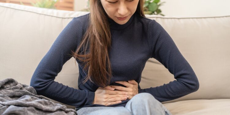 أسباب ألم أسفل البطن جهة اليسار عند النساء وطرق علاجه