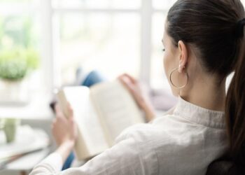 ما هي فوائد القراءة؟ وما هو أثرها على زيادة الصحة العقلية؟