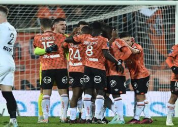 لوريان يفوز على رين بثنائية في الدوري الفرنسي