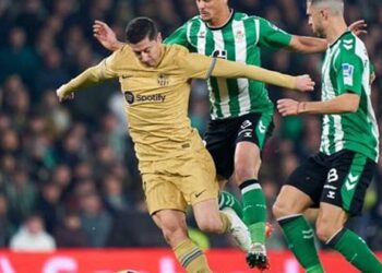 برشلونة يفوز على ريال بيتيس بثنائية في الدوري الإسباني