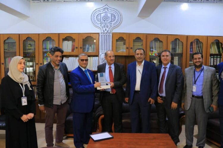 اليمن.. شركة تمكين تكرم رئيس مجلس إدارة البنك اليمني للإنشاء والتعمير بدرع الشركة
