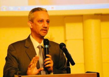 رئيس مجلس إدارة بنك التضامن شوقي أحمد هائل يعرض خدمات البنك للجالية اليمنية في السعودية