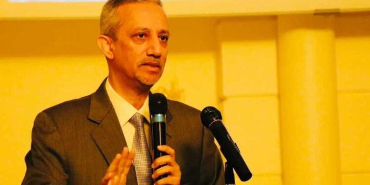 رئيس مجلس إدارة بنك التضامن شوقي أحمد هائل يعرض خدمات البنك للجالية اليمنية في السعودية