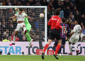 هدف عكسي ينصر برشلونة في عقر دار ريال مدريد