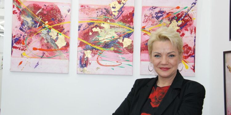 “فيرونيكا تيفينباخر” اتزان لوحتها  لا يواري سطوة أحمرها