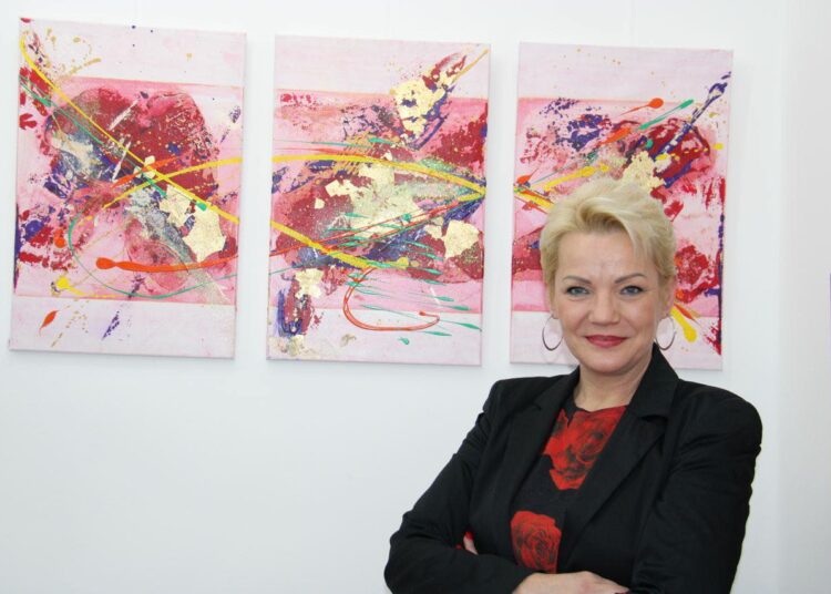 “فيرونيكا تيفينباخر” اتزان لوحتها  لا يواري سطوة أحمرها