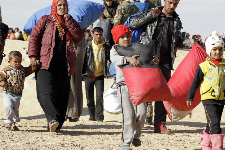 لبنان: تسليح النازحين السوريين وتنظيمهم يفجر الأمن.. وانقسام سياسي