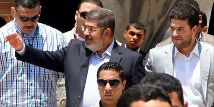 بيان من عائلة محمد مرسي عن محاولة انتحار نجله في السجن