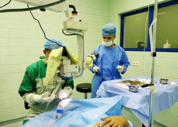 اليمن.. المستشفى السعودي الالماني يدشن مشروع احسان الرمضاني المجاني لإجراء العمليات الجراحية لإزالة المياه البيضاء وتركيب العدسات