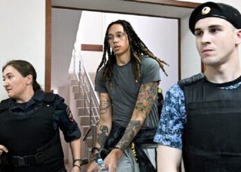 الأميركية بريتني غراينر توثّق فترة سجنها في روسيا