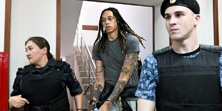 الأميركية بريتني غراينر توثّق فترة سجنها في روسيا