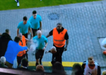 أصابت الحكم “عبوة” بيرة فألغى المباراة!