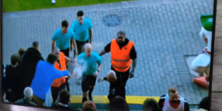 أصابت الحكم “عبوة” بيرة فألغى المباراة!
