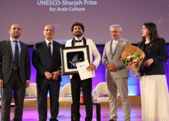 الممثل والمخرج اللبناني قاسم إسطنبولي تسلم جائزة اليونسكو الشارقة للثقافة العربية في باريس