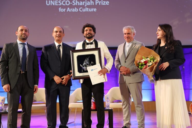 الممثل والمخرج اللبناني قاسم إسطنبولي تسلم جائزة اليونسكو الشارقة للثقافة العربية في باريس