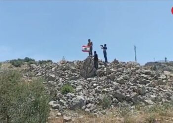 عاجل: أهالي كفرشوبا يدخلون أراضي محتلة ويرفعون العلم اللبناني مقابل موقع السماقة المعادي