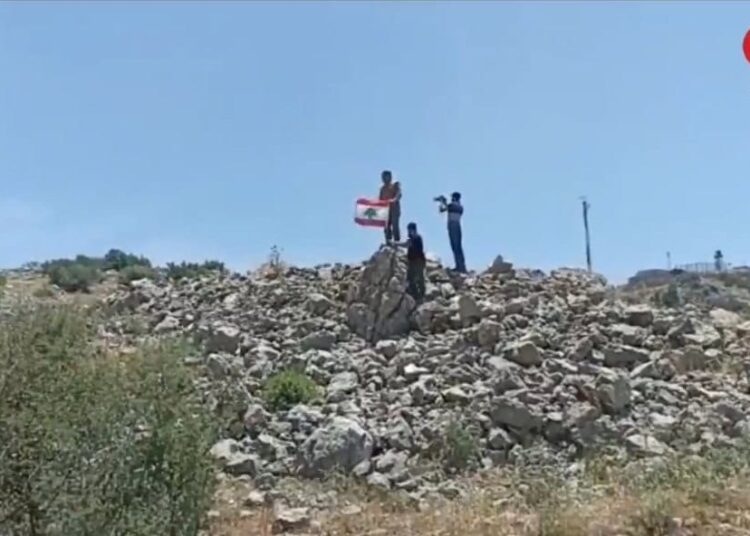 عاجل: أهالي كفرشوبا يدخلون أراضي محتلة ويرفعون العلم اللبناني مقابل موقع السماقة المعادي