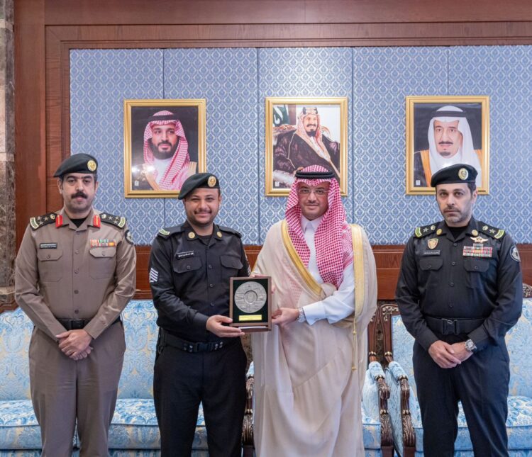 السعودية.. محافظ الأحساء يكرّم  منسوبين من الدوريات الأمنية
