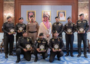 السعودية.. محافظ الأحساء يكرّم  منسوبين من الدوريات الأمنية