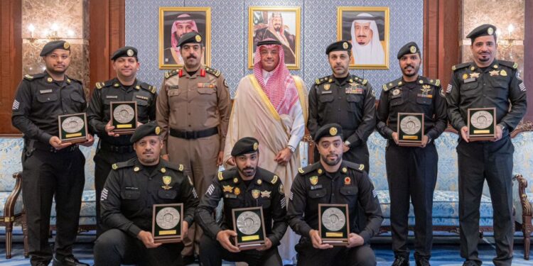 السعودية.. محافظ الأحساء يكرّم  منسوبين من الدوريات الأمنية