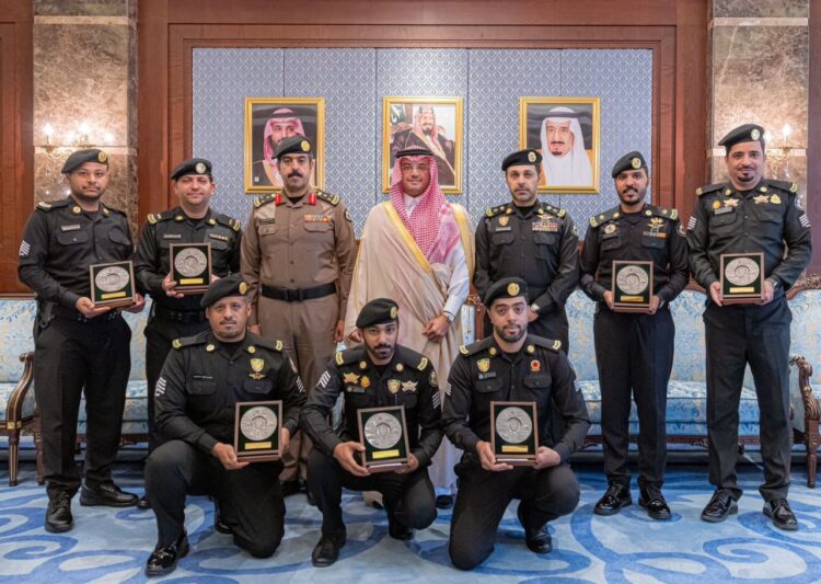 السعودية.. محافظ الأحساء يكرّم  منسوبين من الدوريات الأمنية