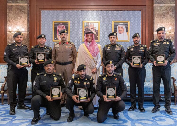 السعودية.. محافظ الأحساء يكرّم  منسوبين من الدوريات الأمنية
