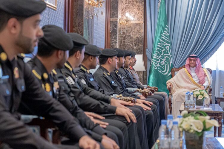 السعودية.. محافظ الأحساء يكرّم  منسوبين من الدوريات الأمنية