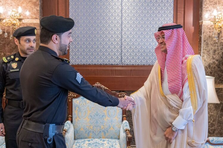 السعودية.. محافظ الأحساء يكرّم  منسوبين من الدوريات الأمنية