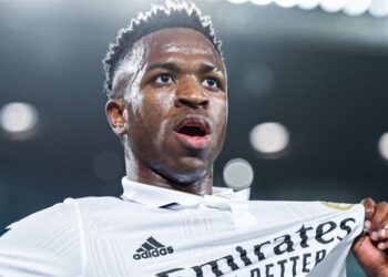 البرازيل تكرم بطلها فينيسيوس وتطلق باسمه قانون مناهضة العنصرية في الملاعب