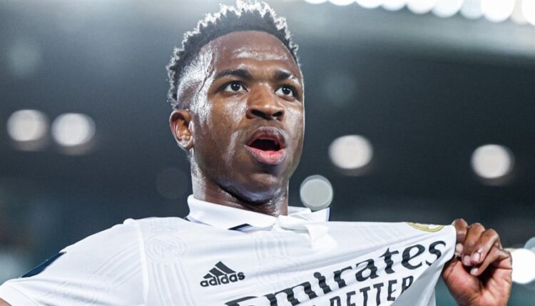 البرازيل تكرم بطلها فينيسيوس وتطلق باسمه قانون مناهضة العنصرية في الملاعب