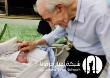 الدكتور إحسان عزالدين محتفياً بحفيده ضياء.. مبارك