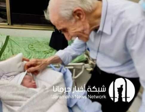 الدكتور إحسان عزالدين محتفياً بحفيده ضياء.. مبارك