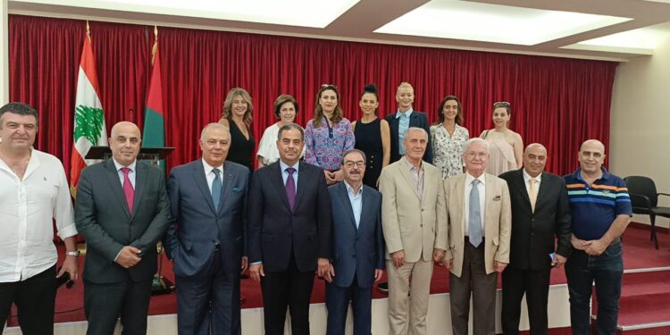 أبو فيصل كرم السفير بو نصار في غاردينيا غران دور بحضور المطران الصوري وفاعليات