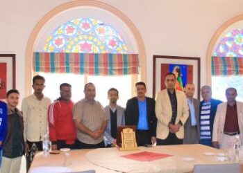 اليمن.. نادي سمعون الشحر يكرم الشيخ  احمد سالم شماخ .