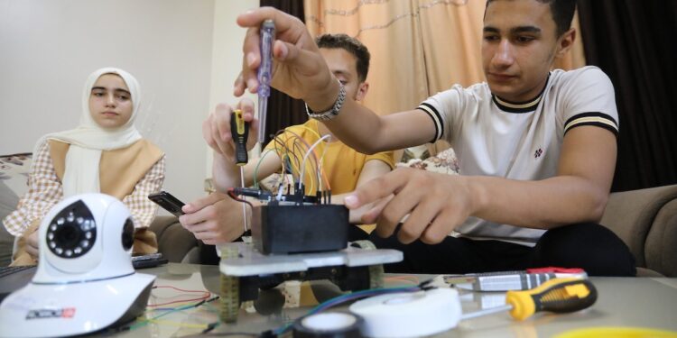 روبوت إنقاذ فلسطيني للبحث تحت الأنقاض