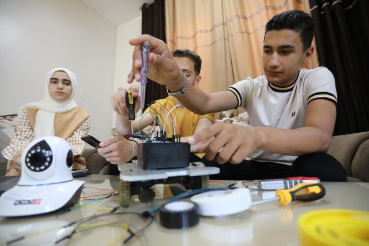 روبوت إنقاذ فلسطيني للبحث تحت الأنقاض