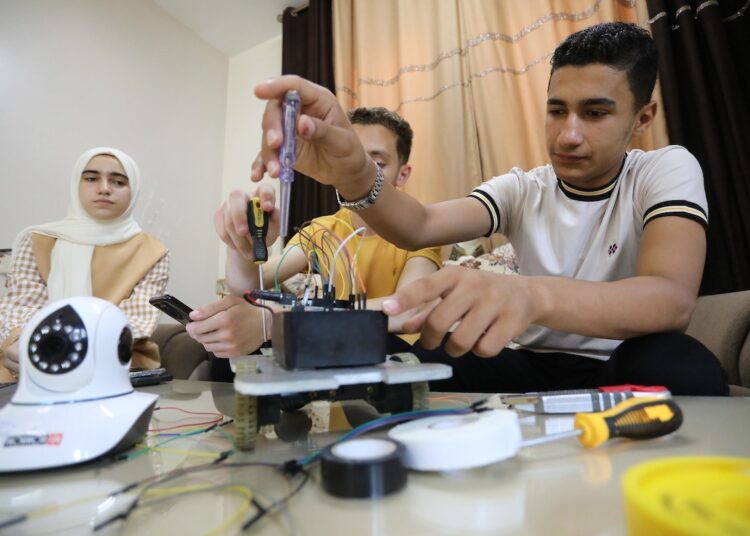 روبوت إنقاذ فلسطيني للبحث تحت الأنقاض