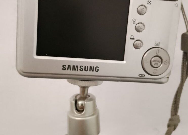 معروض للبيع: كاميرا سمسونغ مع قاعدة