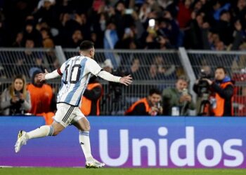 ميسي بالمنتخب رغم الإصابة!