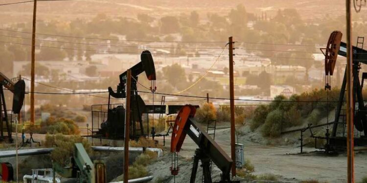 النفط يتجه لإنهاء سلسلة خسائر