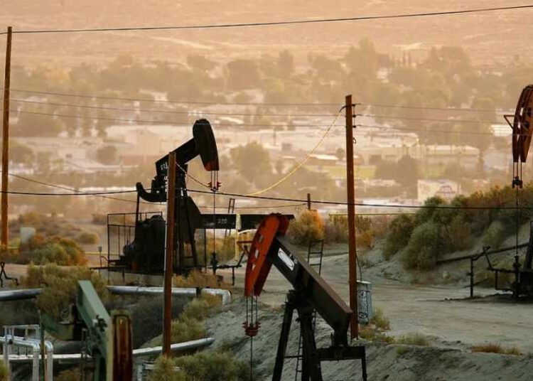 النفط يتجه لإنهاء سلسلة خسائر