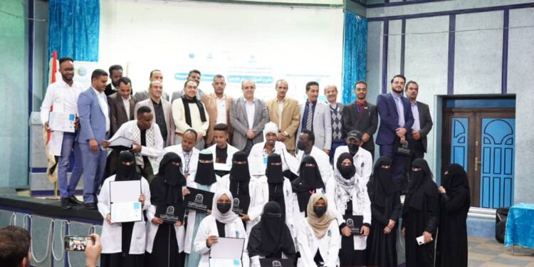 اليمن.. مؤسسة نماء للتمويل الصغير والأصغر تحتفل  بتخرج 27 لاجئاً ولاجئة من دبلوم التمريض العام.