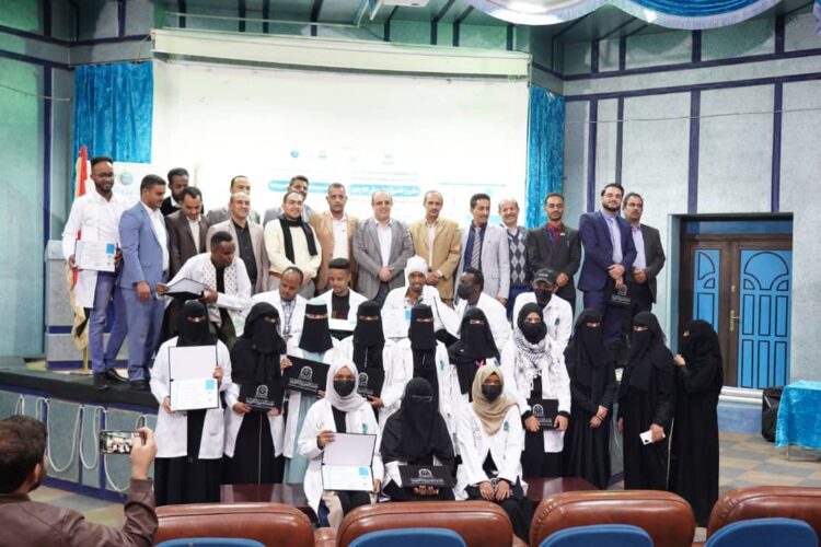 اليمن.. مؤسسة نماء للتمويل الصغير والأصغر تحتفل بتخرج 27 لاجئاً ولاجئة من دبلوم التمريض العام.