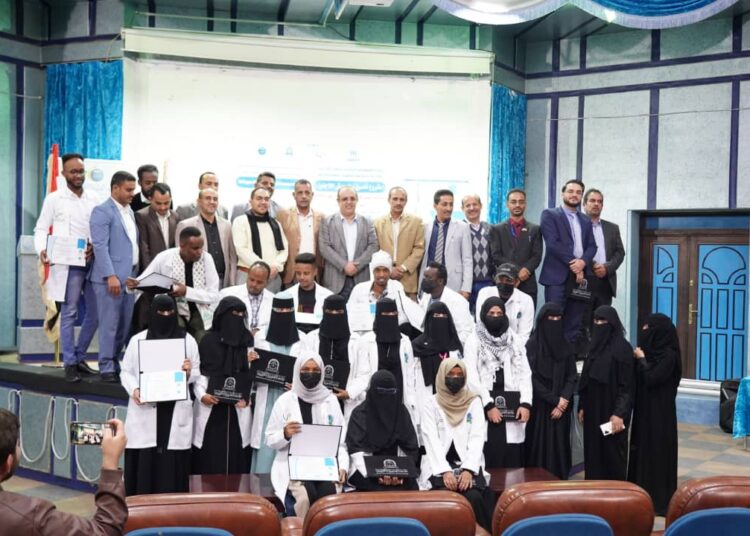 اليمن.. مؤسسة نماء للتمويل الصغير والأصغر تحتفل  بتخرج 27 لاجئاً ولاجئة من دبلوم التمريض العام.