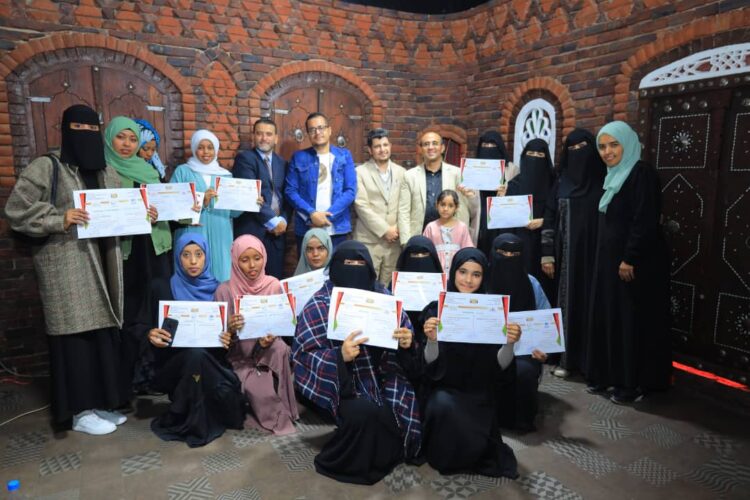 اليمن.. مؤسسة نماء للتمويل الصغير والأصغر تحتفل بتخرج (22) لاجئاً ولاجئة في مجال التصوير الرقمي والتلفزيوني.