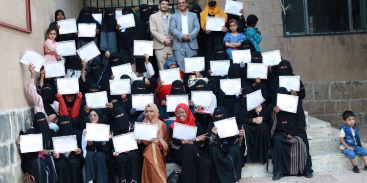 اليمن.. مؤسسة نماء للتمويل الصغير والأصغر تحتفل بتخرج (45) لاجئة في مجال صناعة الحلويات والمعجنات ومجال الخياطة والتفصيل.